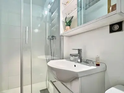 Salle de bains dans l'établissement Grand T3 à Val d'Isère avec deux salles de bain - FR-1-411-898