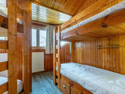 Un ou plusieurs lits dans un hébergement de l'établissement Spacieux appartement 8 pers avec WiFi, balcon et cuisine rénovée - FR-1-694-94