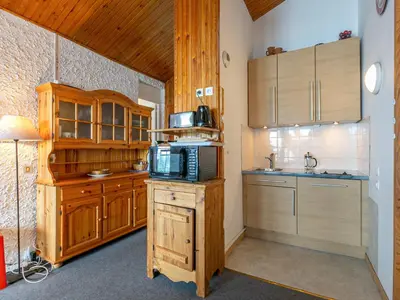 Cuisine ou kitchenette dans l'établissement Spacieux appartement 8 pers avec WiFi, balcon et cuisine rénovée - FR-1-694-94