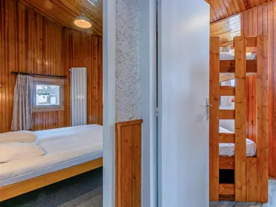 Un ou plusieurs lits dans un hébergement de l'établissement Spacieux appartement 8 pers avec WiFi, balcon et cuisine rénovée - FR-1-694-94