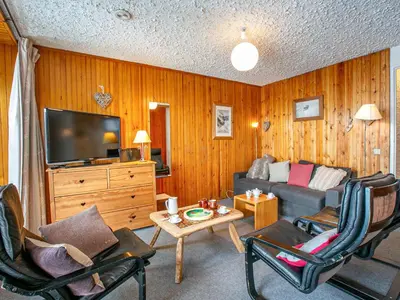 Télévision ou salle de divertissement dans l'établissement Spacieux appartement 8 pers avec WiFi, balcon et cuisine rénovée - FR-1-694-94