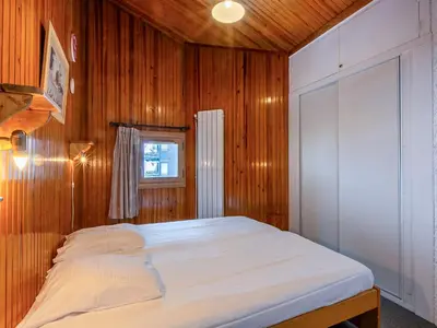 Un ou plusieurs lits dans un hébergement de l'établissement Spacieux appartement 8 pers avec WiFi, balcon et cuisine rénovée - FR-1-694-94