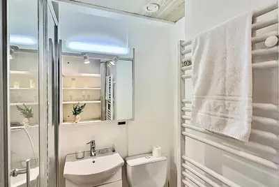 Salle de bains dans l'établissement Résidence Hameaux De Val - Grand T3 avec deux salles de bain au sein d'une résidence calme proche de toutes commodités MAE-1974