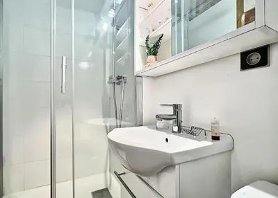 Salle de bains dans l'établissement Résidence Hameaux De Val - Grand T3 avec deux salles de bain au sein d'une résidence calme proche de toutes commodités MAE-1974