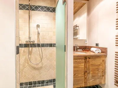 Salle de bains dans l'établissement Duplex luxueux avec sauna, cheminée et parking à Val-d'Isère - FR-1-694-334