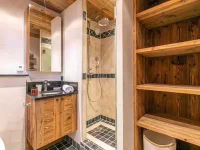 Salle de bains dans l'établissement Duplex luxueux avec sauna, cheminée et parking à Val-d'Isère - FR-1-694-334