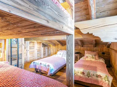 Un ou plusieurs lits dans un hébergement de l'établissement Duplex luxueux avec sauna, cheminée et parking à Val-d'Isère - FR-1-694-334