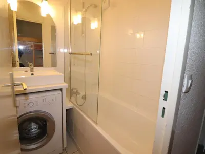 Salle de bains dans l'établissement Studio confort 4 pers, proche pistes, animaux OK, balcon - FR-1-502-535