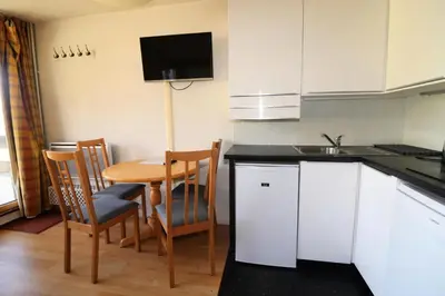 Cuisine ou kitchenette dans l'établissement Résidence Home Club - Studio avec vue imprenable retour ski aux pieds MAE-3904