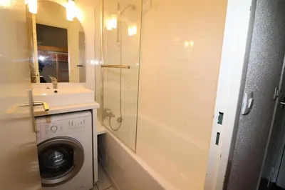 Salle de bains dans l'établissement Résidence Home Club - Studio avec vue imprenable retour ski aux pieds MAE-3904