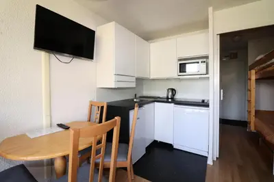 Cuisine ou kitchenette dans l'établissement Résidence Home Club - Studio avec vue imprenable retour ski aux pieds MAE-3904