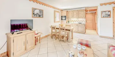 Cuisine ou kitchenette dans l'établissement Résidence Les Alpages - 3 Pièces pour 6 Personnes MAE-3064