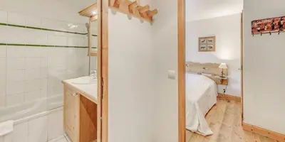 Salle de bains dans l'établissement Résidence Les Alpages - 3 Pièces pour 6 Personnes MAE-3064