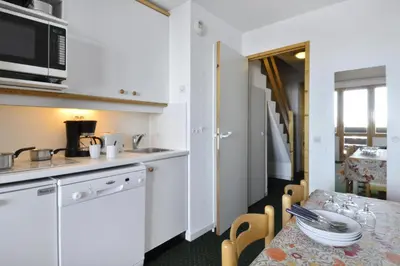 Cuisine ou kitchenette dans l'établissement Résidence Licorne - Appartement fonctionnel · Skis aux pieds · Vue pistes · Casier à skis MAE-6414