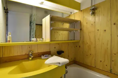 Salle de bains dans l'établissement Résidence Licorne - Appartement fonctionnel · Skis aux pieds · Vue pistes · Casier à skis MAE-6414