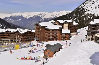 L'établissement Résidence Licorne - Appartement fonctionnel · Skis aux pieds · Vue pistes · Casier à skis MAE-6414 en hiver