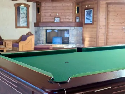 Billard dans l'établissement Luxury Property Paradiski incl Swim Pool I Sauna I Hammam