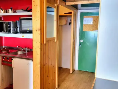 Cuisine ou kitchenette dans l'établissement Appartement 6 pers · Balcon · Wifi gratuit · Parking - FR-1-346-559