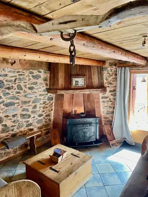 Coin salon dans l'établissement Chalet typique accueillant jusqu'à 9 personnes