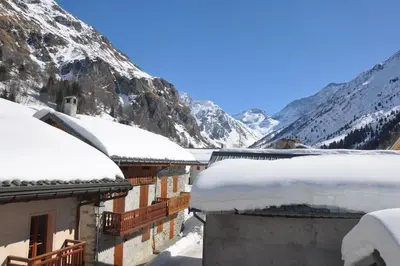 Vue générale sur la montagne ou vue sur la montagne depuis le chalet