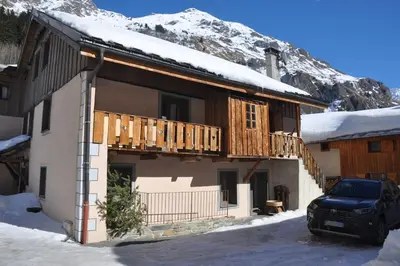 Vue générale sur la montagne ou vue sur la montagne depuis le chalet