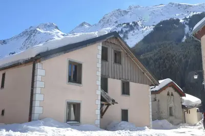 Vue générale sur la montagne ou vue sur la montagne depuis le chalet