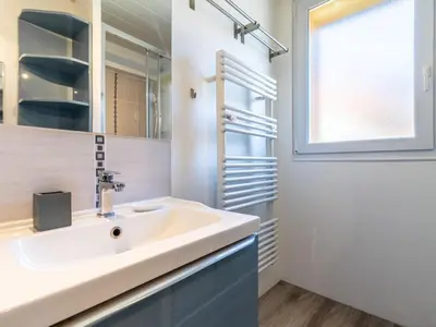 Salle de bains dans l'établissement Apartment Les Grandes Balmes I et II - Le Lac-11 by Interhome