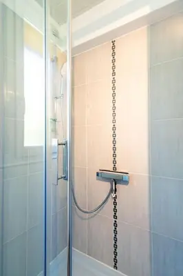 Salle de bains dans l'établissement Apartment Les Grandes Balmes I et II - Le Lac-11 by Interhome