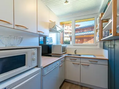 Cuisine ou kitchenette dans l'établissement Apartment Les Grandes Balmes I et II - Le Lac-11 by Interhome