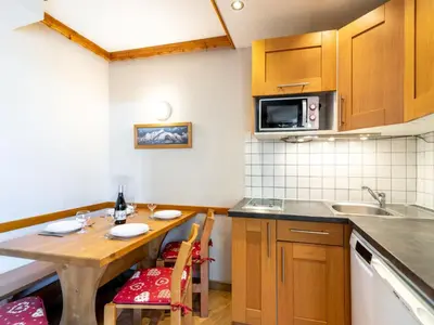 Cuisine ou kitchenette dans l'établissement Apartment Le Hameau du Borsat - Val Claret-13 by Interhome