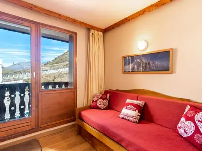 Coin salon dans l'établissement Apartment Le Hameau du Borsat - Val Claret-13 by Interhome
