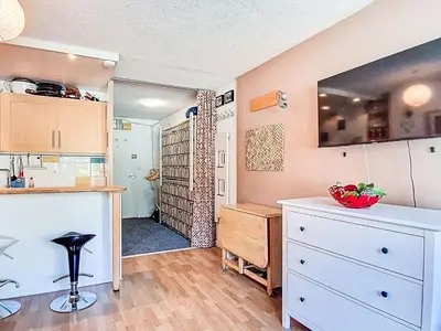 Cuisine ou kitchenette dans l'établissement Studio Les Moutières B1 et B2 - Val Claret-26 by Interhome