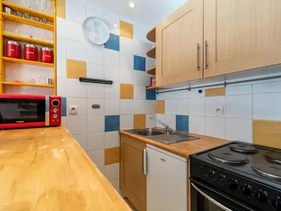 Cuisine ou kitchenette dans l'établissement Studio Les Moutières B1 et B2 - Val Claret-26 by Interhome