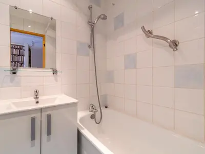 Salle de bains dans l'établissement Studio Les Moutières B1 et B2 - Val Claret-26 by Interhome