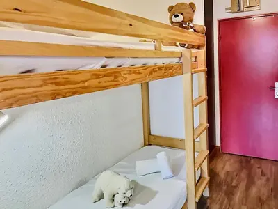 Un ou plusieurs lits dans un hébergement de l'établissement Studio 4 pers avec parking au Lavachet - FR-1-411-904