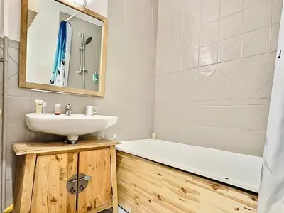 Salle de bains dans l'établissement Studio cabine avec balcon Sud à 5 min des pistes, wifi inclus - FR-1-411-905