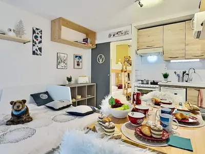 Cuisine ou kitchenette dans l'établissement Studio cabine avec balcon Sud à 5 min des pistes, wifi inclus - FR-1-411-905