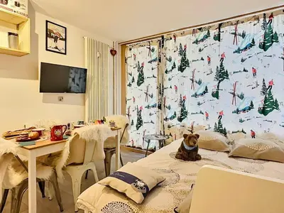 Un ou plusieurs lits dans un hébergement de l'établissement Studio cabine avec balcon Sud à 5 min des pistes, wifi inclus - FR-1-411-905