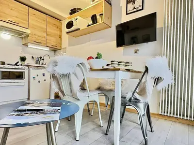 Cuisine ou kitchenette dans l'établissement Studio cabine avec balcon Sud à 5 min des pistes, wifi inclus - FR-1-411-905