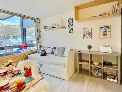 Coin salon dans l'établissement Studio cabine avec balcon Sud à 5 min des pistes, wifi inclus - FR-1-411-905