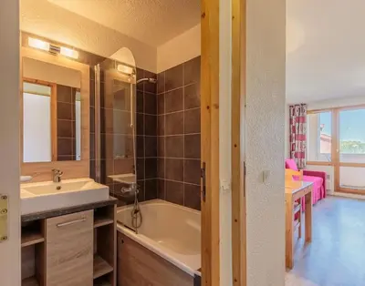 Salle de bains dans l'établissement Bel appartement vue montagne