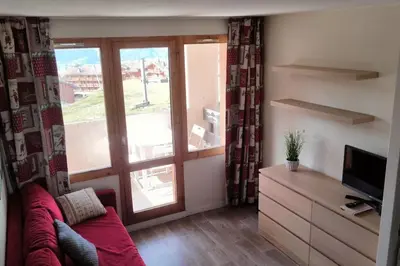 Télévision ou salle de divertissement dans l'établissement Bel appartement vue montagne