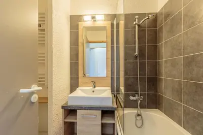 Salle de bains dans l'établissement Bel appartement vue montagne