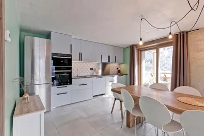 Cuisine ou kitchenette dans l'établissement Lodge 10 personnes proche pistes et commerces belle vue