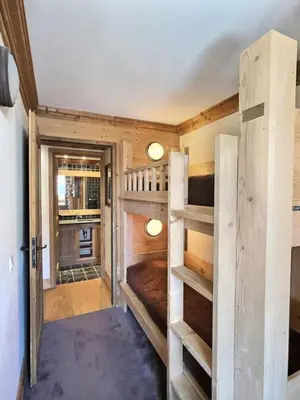 Cuisine ou kitchenette dans l'établissement Résidence Aquila - Superbe appartement 3 pièces cabine pour 8 personnes situé à Val d’Isère, skis aux pieds et à 500m du centre du village, navette MAE-2544