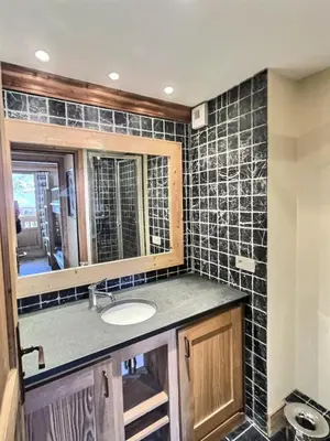 Cuisine ou kitchenette dans l'établissement Résidence Aquila - Superbe appartement 3 pièces cabine pour 8 personnes situé à Val d’Isère, skis aux pieds et à 500m du centre du village, navette MAE-2544