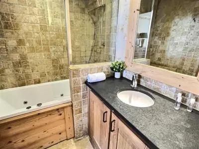 Salle de bains dans l'établissement Résidence Aquila - Superbe appartement 3 pièces cabine pour 8 personnes situé à Val d’Isère, skis aux pieds et à 500m du centre du village, navette MAE-2544