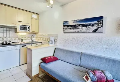 Cuisine ou kitchenette dans l'établissement Résidence Home Club - Studio 4 personnes + parking au coeur du Lavachet MAE-2954