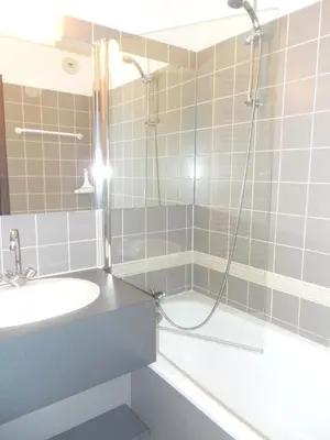 Salle de bains dans l'établissement Appartement confortable à La Plagne-Tarentaise 34 m² avec balcon