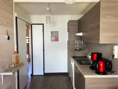 Cuisine ou kitchenette dans l'établissement Appartement confortable à La Plagne-Tarentaise 34 m² avec balcon